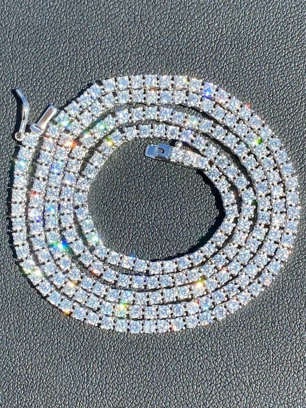 Harlembling moissanite product page showing variant and finish options