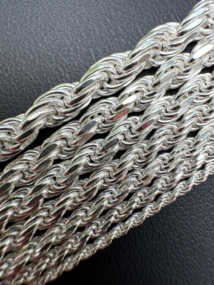 Close view of twisted Harlembling Rope Chain links in several widths