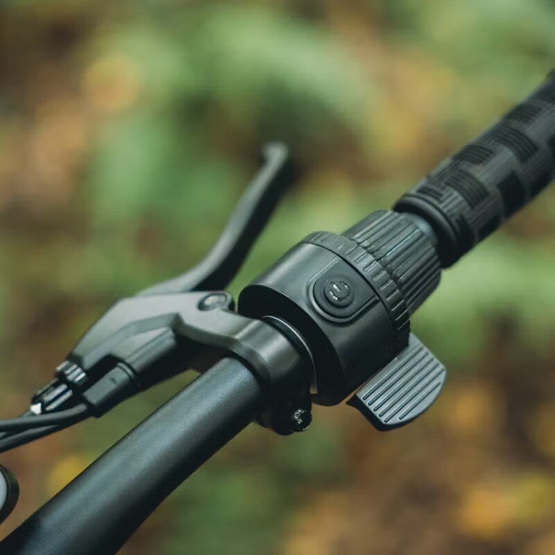 KuKirin G4 handlebar and rider controls